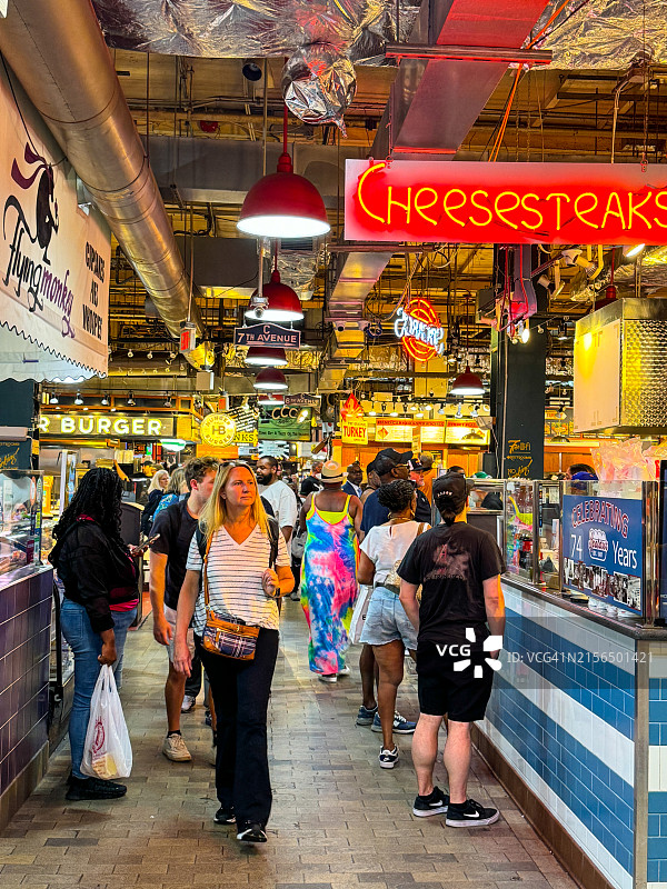 人们在费城雷丁车站市场看食物选择图片素材