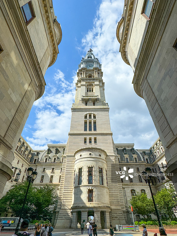 在费城，市政厅钟楼附近的人们图片素材