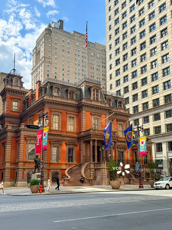 费城联合联盟俱乐部的橙色石制建筑与弧形楼梯图片素材