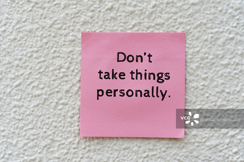 写有文字的便利贴 - 不要把事情放在心上图片素材