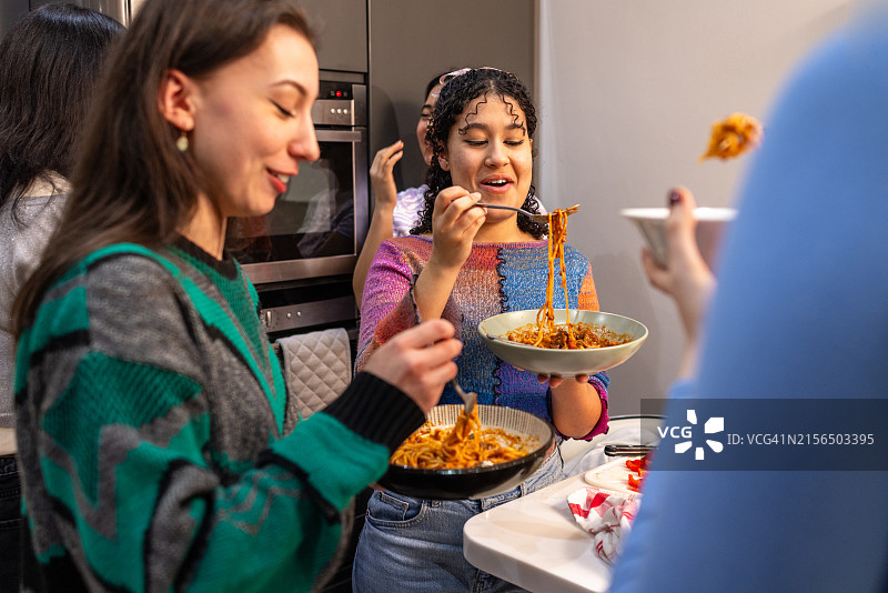 室友烹饪图片素材