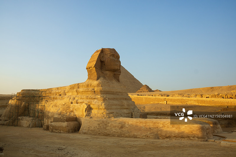 日落时分的吉萨狮身人面像和金字塔，埃及开罗图片素材