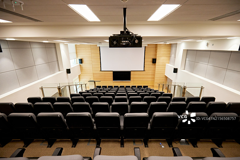 讲座大厅里的空座位和投影仪图片素材