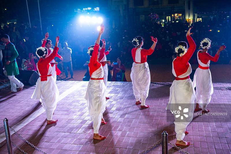 孟加拉国库尔纳的传统夜间舞蹈表演图片素材