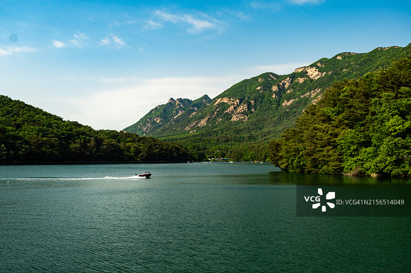 大海对着天空的美景图片素材