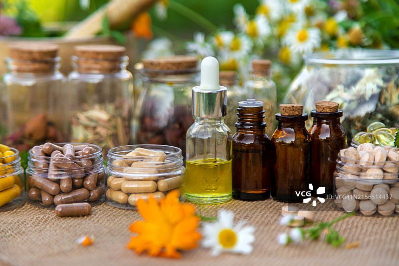 桌子上的药品特写图片素材