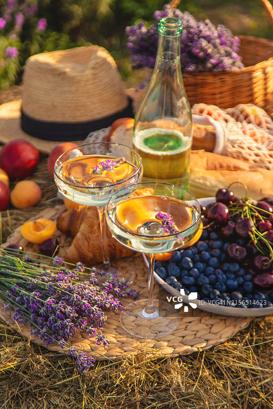 桌上食物和饮料的俯视角度照片图片素材