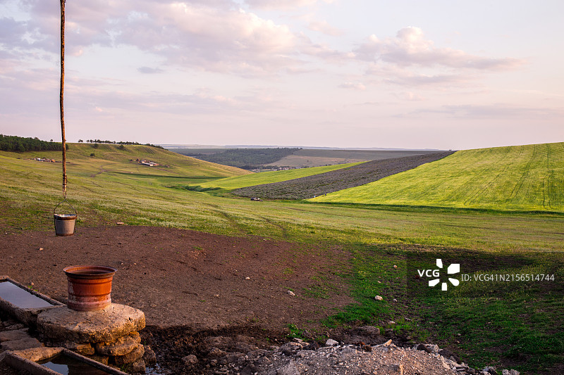 天空衬托下的田野风景图片素材