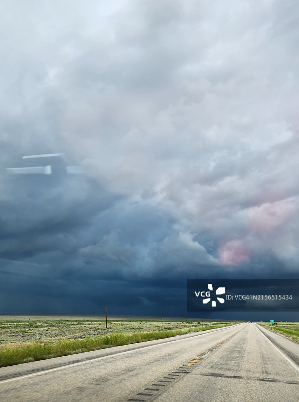 美国怀俄明州的田野空旷道路图片素材
