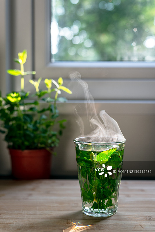 桌子上的饮料特写图片素材