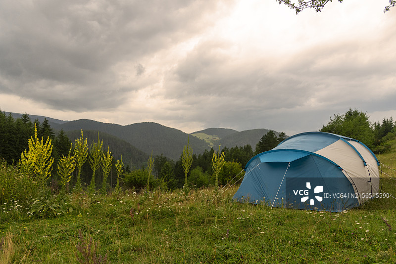 天空衬托下的田野风景图片素材