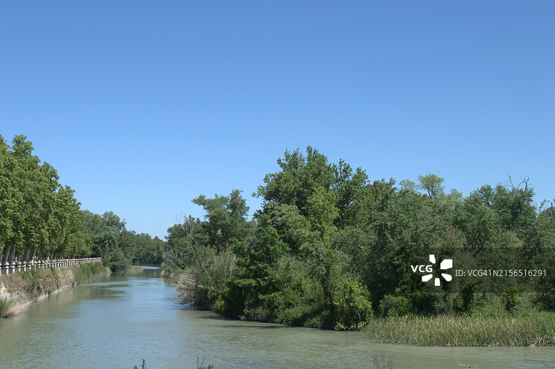 晴空下的河流美景图片素材