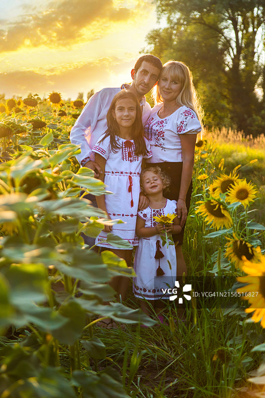 母女在大自然中图片素材