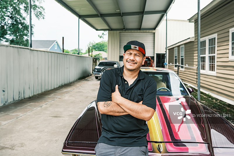 汽车车身喷漆店的中年拉丁裔男店主图片素材