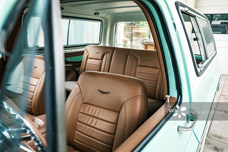 停在车身修理厂的复古低底盘SUV图片素材