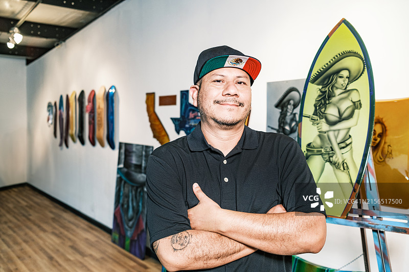 喷枪画廊中的拉丁裔中年男业主图片素材
