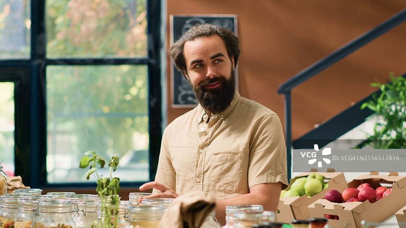 年轻男人准备食物图片素材