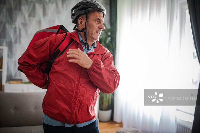 一位老人担任专业送餐员图片素材