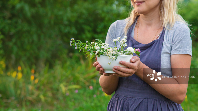 拿着花盆的女人腰部特写图片素材