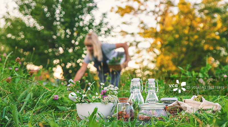田野上的饮品和女人特写图片素材