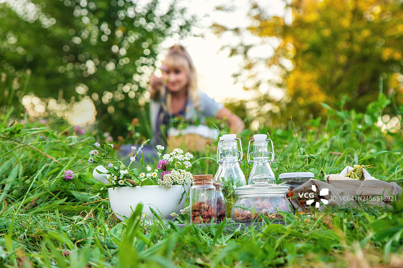 在院子里与鲜花合影的女人肖像图片素材