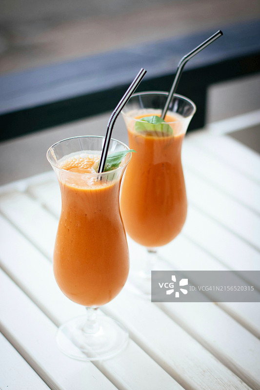 桌子上的饮料特写图片素材