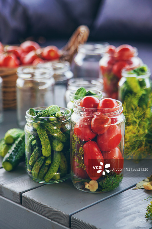 桌子上罐装蔬菜特写图片素材