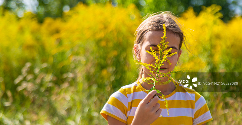 手持植物的女孩肖像图片素材