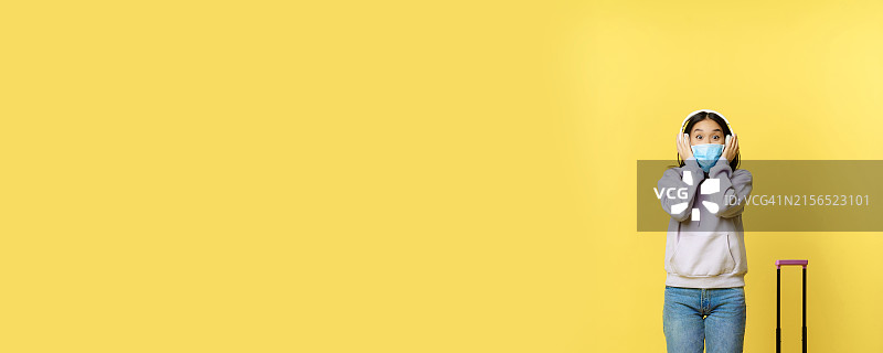 年轻男人站在黄色背景前图片素材