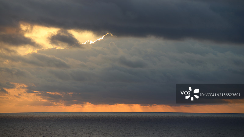 壮丽天空下的海景图片素材