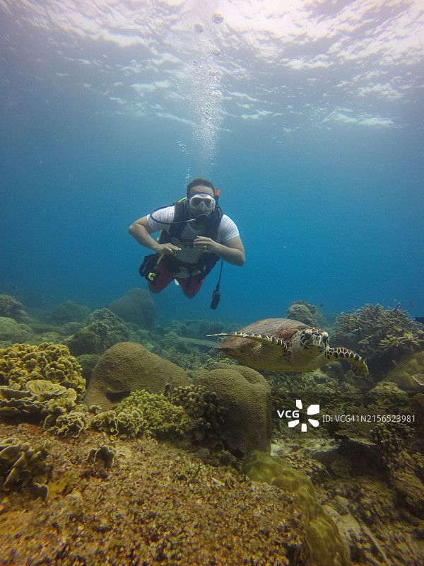 男子海底潜水图片素材