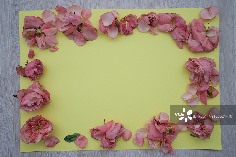 桌子上的鲜花高角度视图图片素材