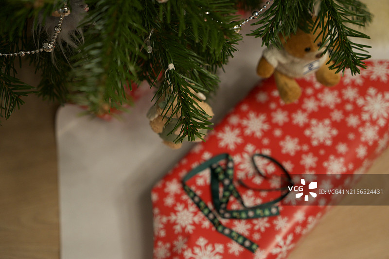 餐桌上圣诞装饰品的特写图片素材