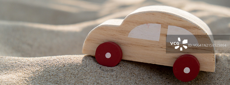 木制玩具汽车特写图片素材