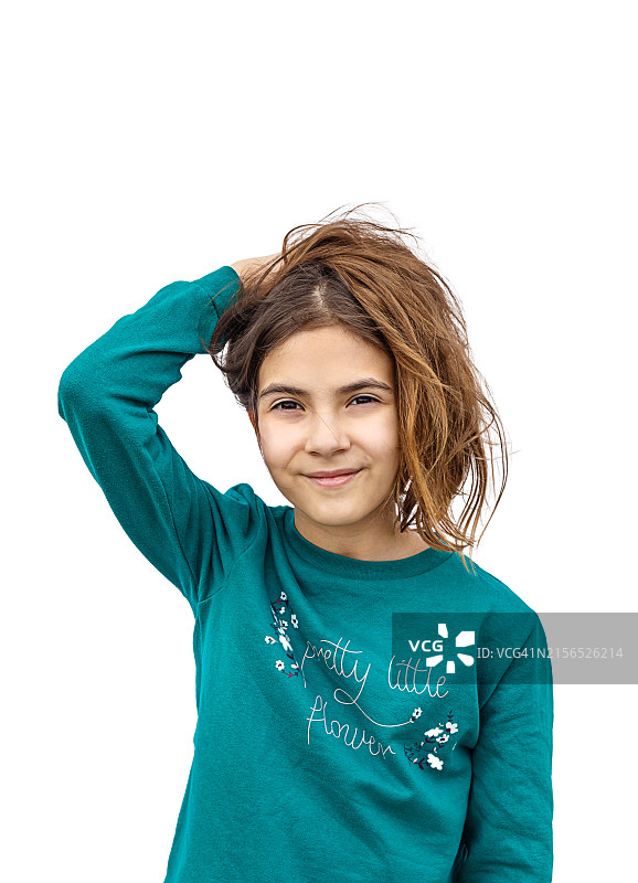 一头卷发的微笑女孩的肖像，白色背景图片素材
