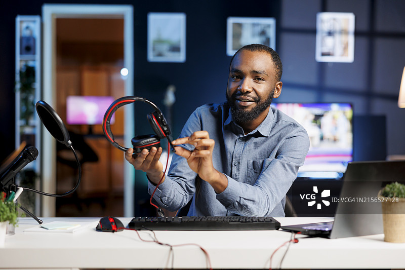 年轻男人焊接图片素材