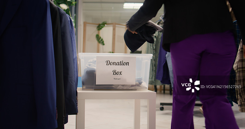 在商店里拿着盒子的女子（腰部视角）图片素材