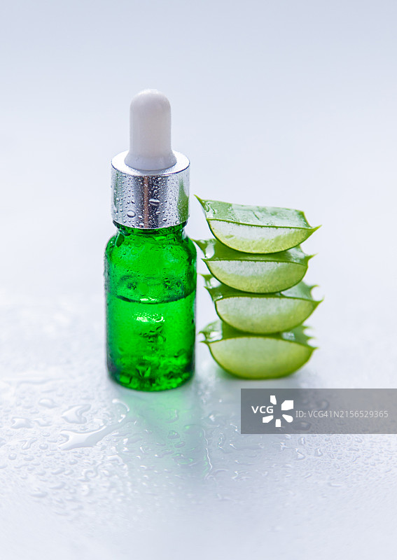 桌子上芦荟和香皂特写图片素材