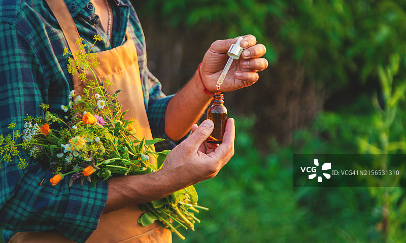 男人拿着鲜花的局部照片图片素材