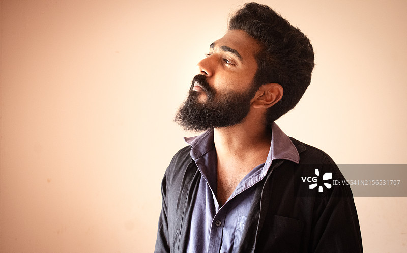 年轻男人靠墙图片素材