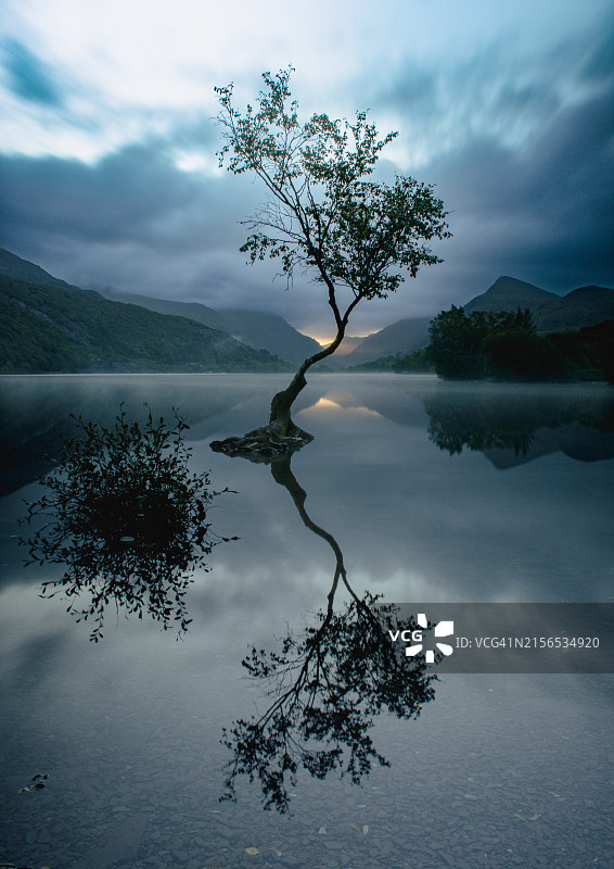 英国凯那封Llyn Padarn湖的壮丽景色图片素材