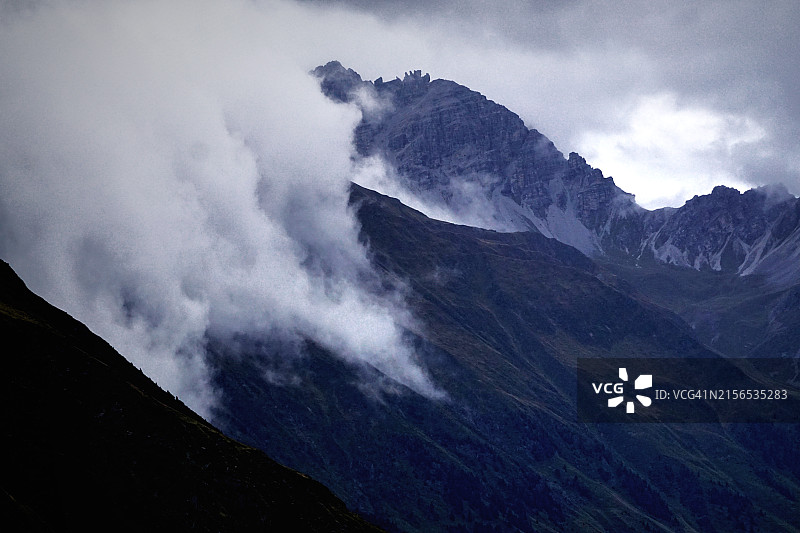 山对着天空的美景图片素材