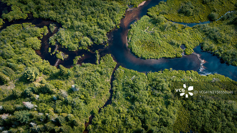 天空之镜：魁北克河上的空中宁静图片素材