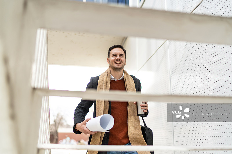 携带商务项目和咖啡的年轻商人图片素材