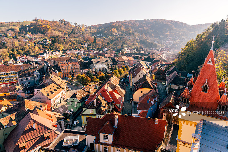 锡吉什瓦拉城镇秋日航拍，特兰西瓦尼亚，罗马尼亚图片素材