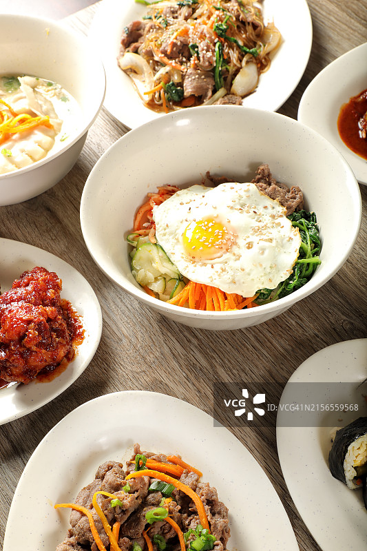 自助餐桌上的亚洲美食菜谱图片素材