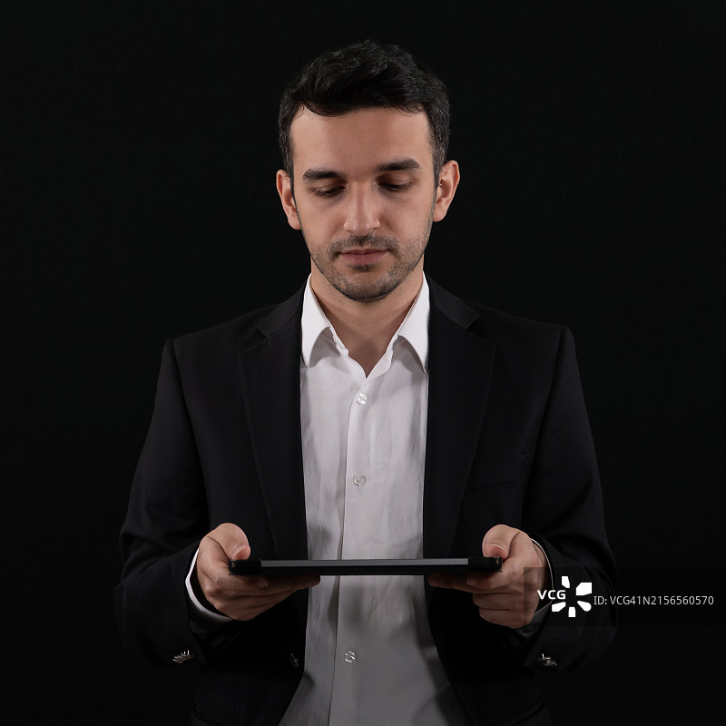 商务男士使用未来感平板电脑展示重要信息图片素材