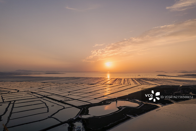 滩涂泥滩中缢蛏苗培育池鸟瞰图图片素材