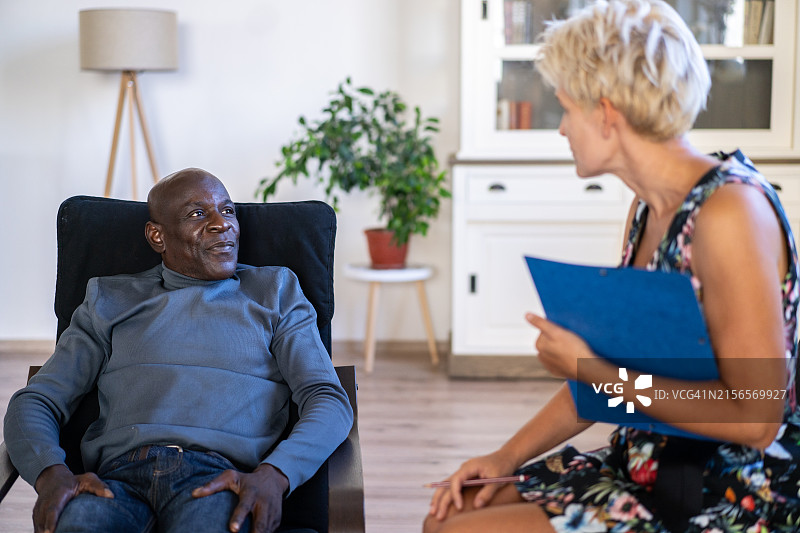 男性客户接受女性顾问心理治疗图片素材