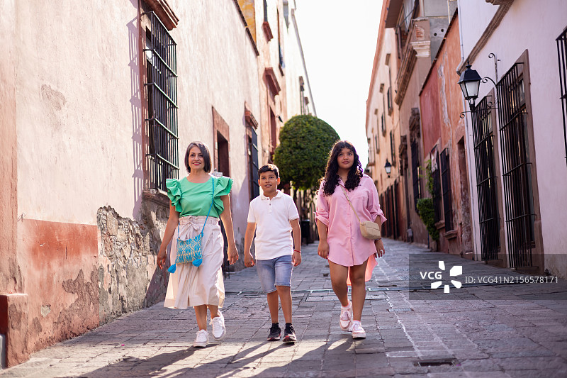 以游客身份在城市旅行的家庭图片素材